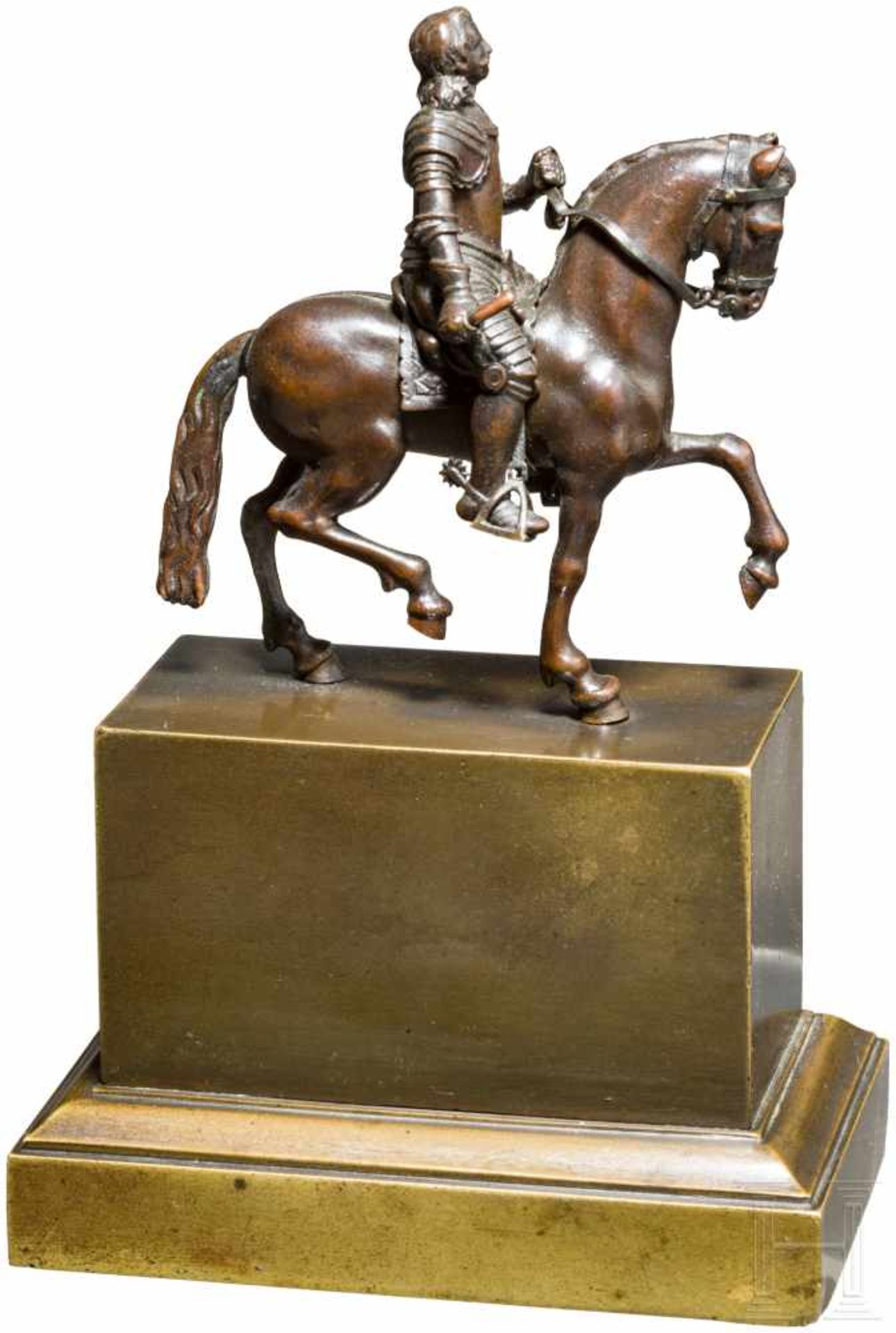Miniatur-Reiterstandbild, Frankreich, 20. Jhdt.Bronzestatuette eines Feldherren im Harnisch zu - Bild 2 aus 2