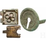 Drei Bronzebeschläge, römisch, bis 15. Jhdt.Darunter eine runde, römische Schlüsselloch-Abdeckung