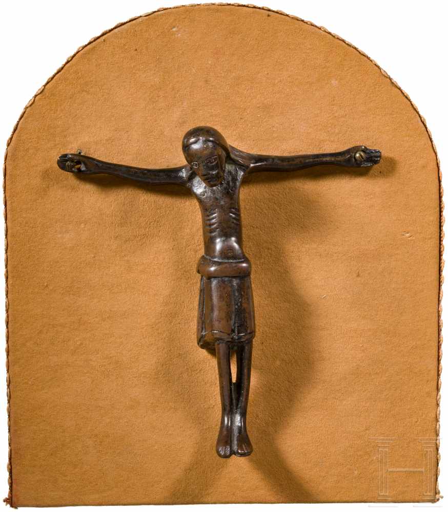 Gotischer Christuskorpus aus Bronze, Maas-Gebiet, 13. Jhdt.Bronze mit dunkler Alters-Patina.