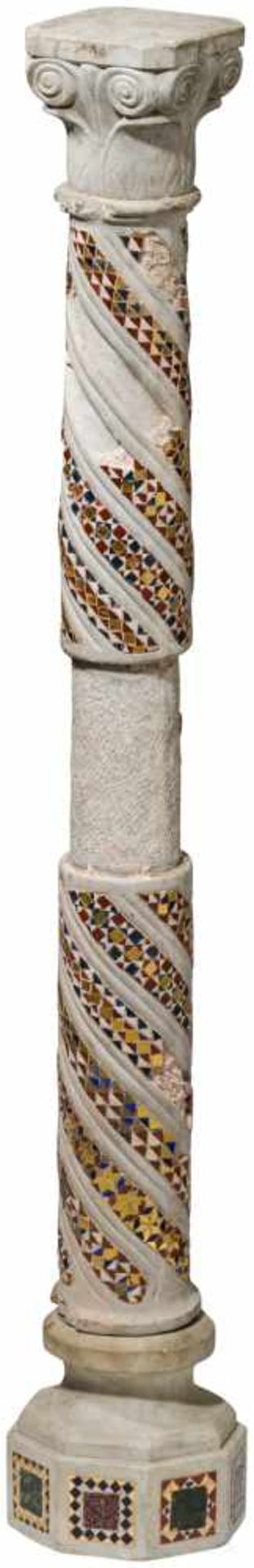 Mosaiksäule, Italien, 18. Jhdt.Leicht gemaserter Marmor. Säule mit Kompositkapitell, spiralig