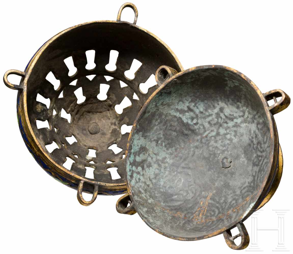 Emaillierter Weihrauchschwenker, Frankreich/Italien, 13./14. Jhdt.Bronze, feuervergoldet mit - Image 3 of 4