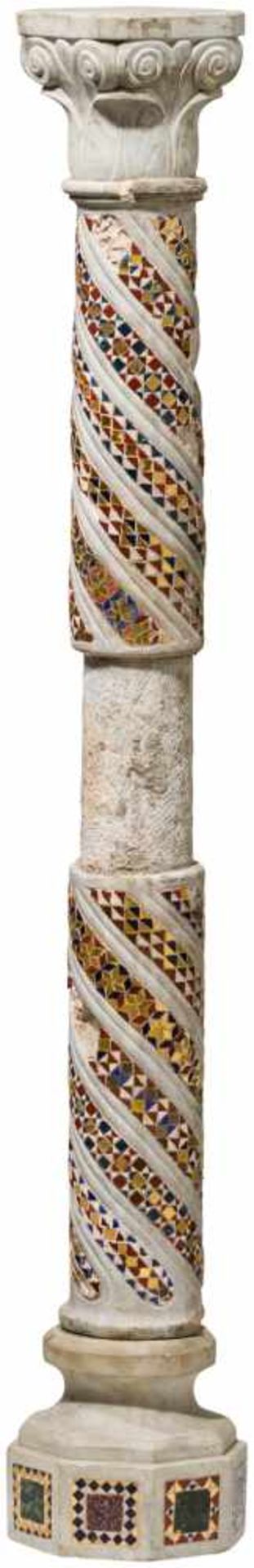 Mosaiksäule, Italien, 18. Jhdt.Leicht gemaserter Marmor. Säule mit Kompositkapitell, spiralig - Bild 2 aus 4