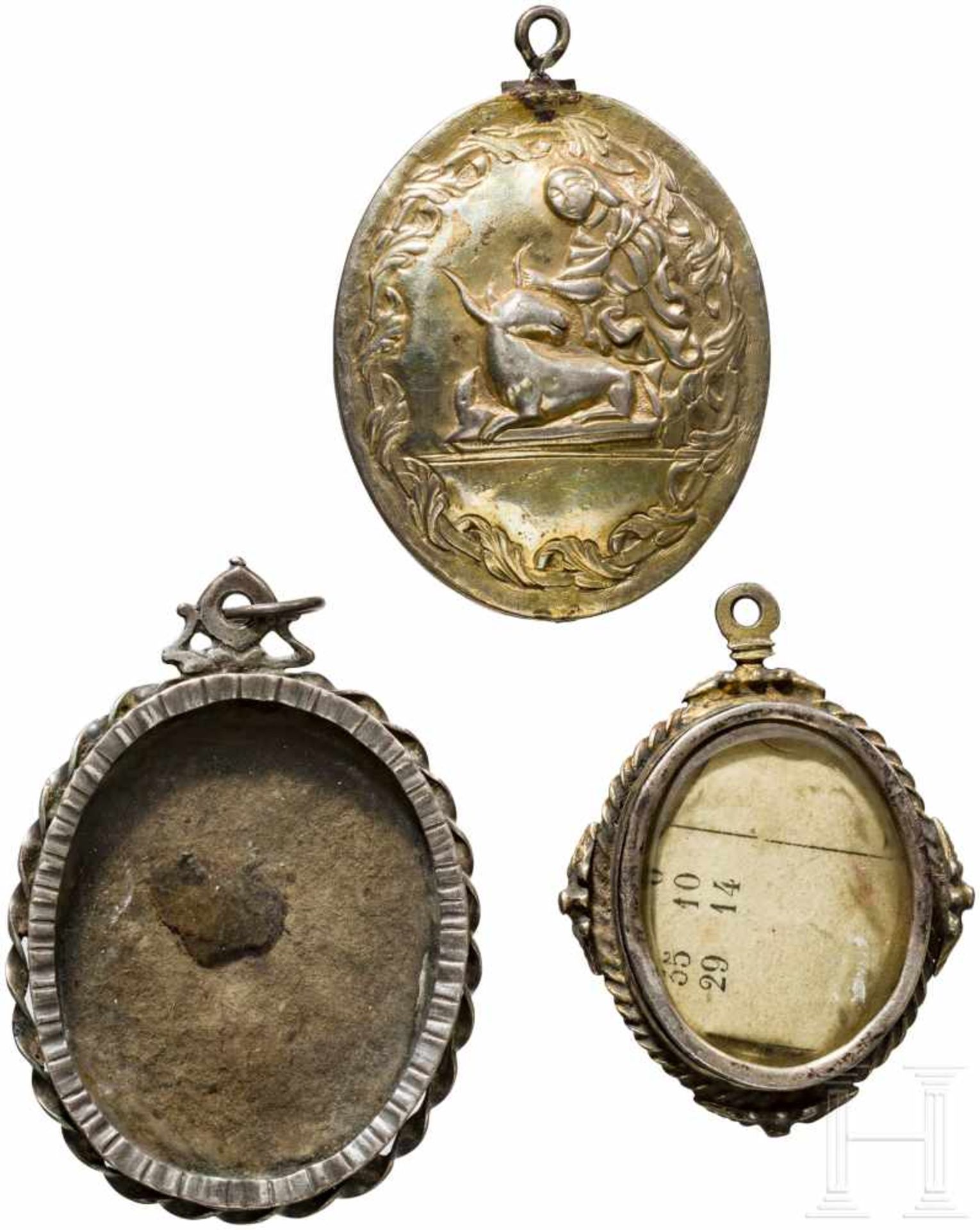 Zwei Medaillons, Frankreich, 18. Jhdt.Ovales, aufklappbares Medaillon aus getriebenem und in - Bild 2 aus 2