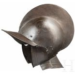 Sturmhaube, deutsch, Ende 16. Jhdt.Zweiteilig gearbeitete Kalotte mit hohem, geschnürltem Kamm,