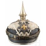 Helm für Offiziere der Garde-Landwehr, um 1900Schwarz lackierte Lederglocke mit weißen Beschlägen.