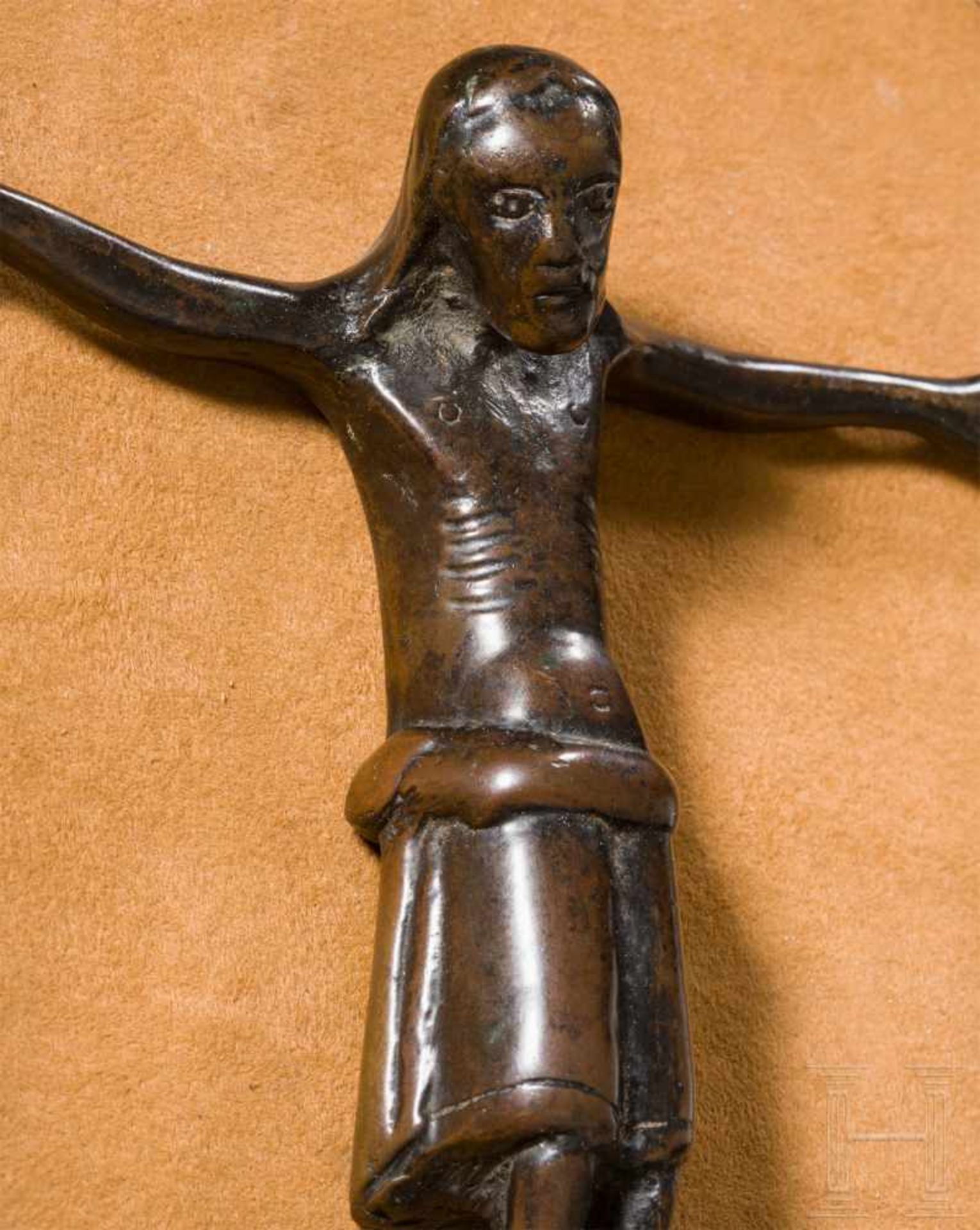 Gotischer Christuskorpus aus Bronze, Maas-Gebiet, 13. Jhdt.Bronze mit dunkler Alters-Patina. - Bild 2 aus 3