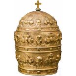 Tiara für eine Papststatue, Italien, 19. Jhdt.Getriebenes und punziertes, vergoldetes Kupfer.