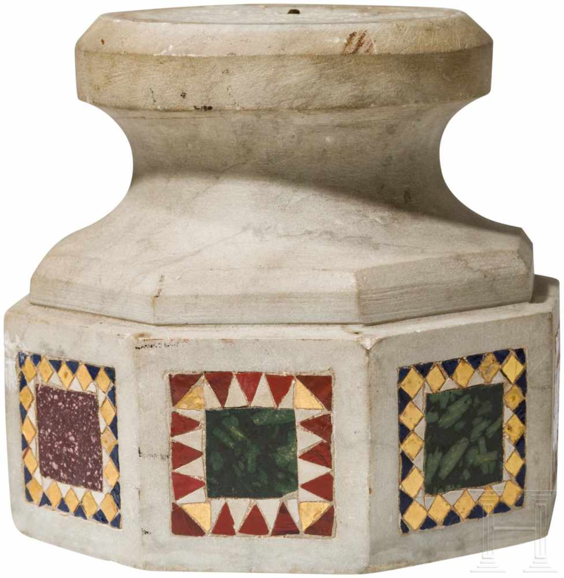 Mosaiksäule, Italien, 18. Jhdt.Leicht gemaserter Marmor. Säule mit Kompositkapitell, spiralig - Bild 4 aus 4