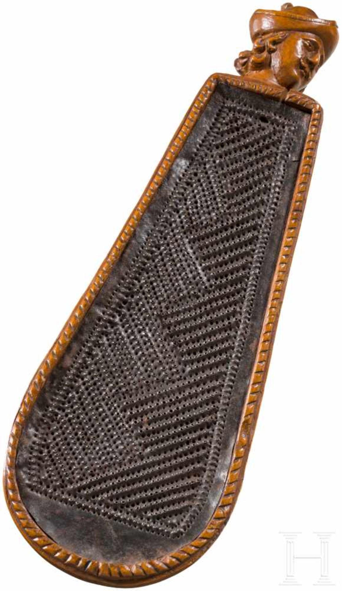 Tabakreibe, Frankreich, 18. Jhdt.Korpus aus Holz mit siebartigem Reibeeinsatz aus Eisen. Rückseite