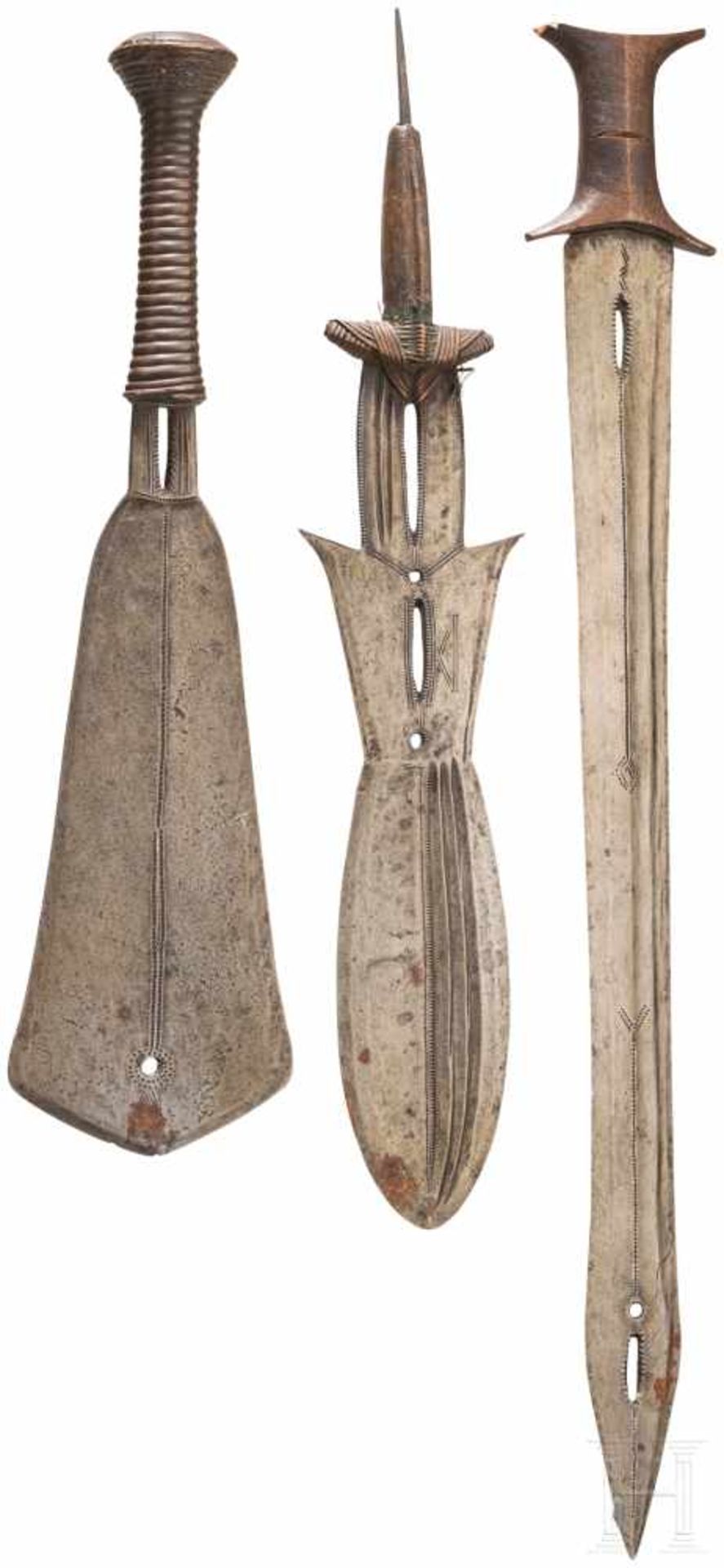 Drei Messer, ZentralafrikaGegratete, durchbrochen gearbeitete Klingen mit hölzernen, teils mit - Bild 2 aus 2