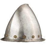 Schützenhaube, deutsch, Ende 16. Jhdt.Einteilig geschlagene Glocke mit kleiner, nach hinten