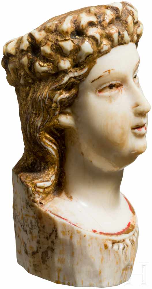 Elfenbeinkopf, Frankreich, 18. Jhdt.Farbig gefasster Kopf einer Frau mit bekränztem, langem Haar. - Image 2 of 2
