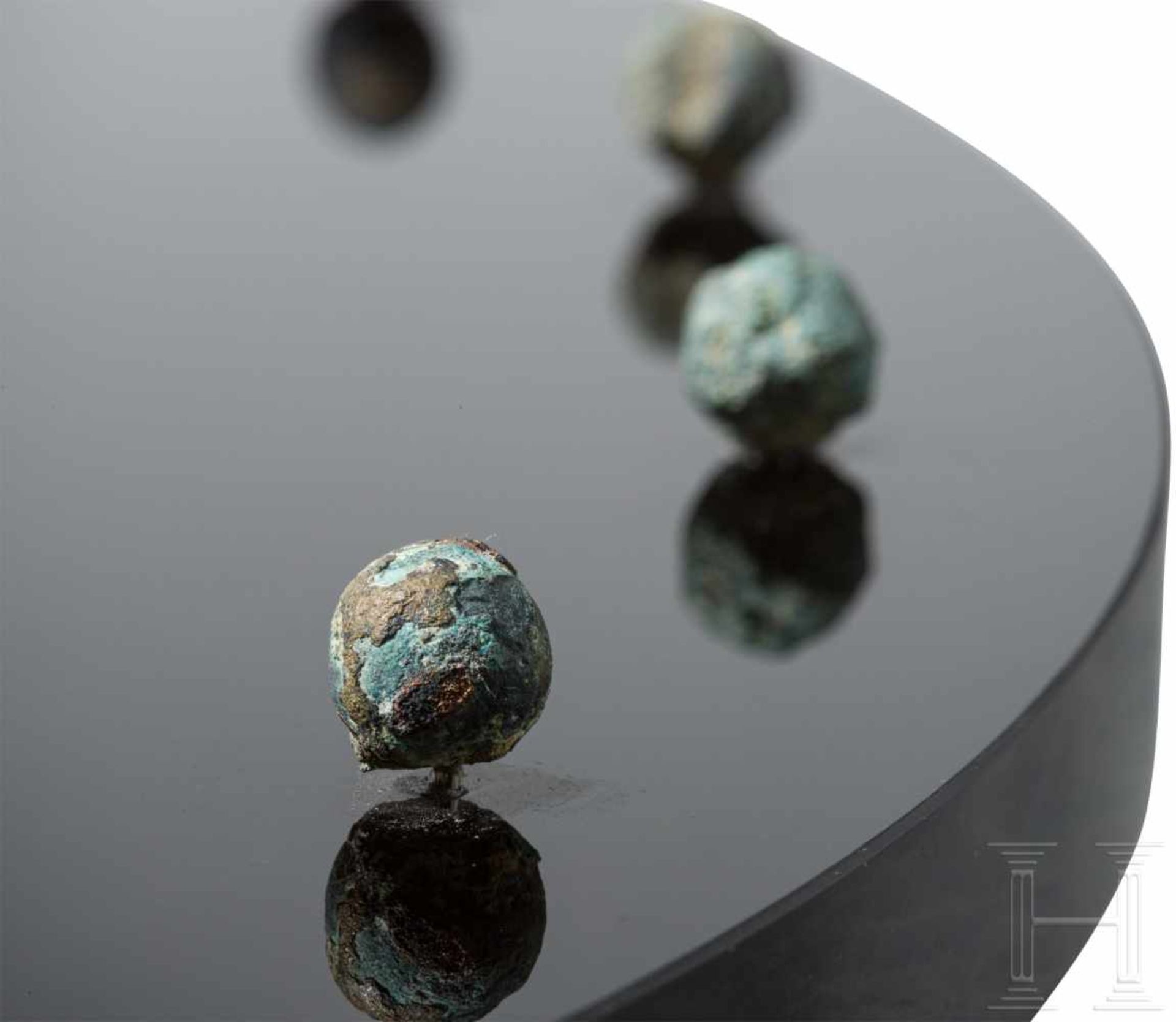 Dekorationsschild aus versch. antiken ElementenRunde, schwarze Plexiglas-Scheibe mit - Bild 5 aus 5