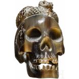 Memento-Mori-Schädel, 20. Jhdt.Detailliert geschnitzter Schädel aus Horn mit durchbrochen