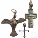 Drei religiöse Anhänger, 18./19. Jhdt.Darunter eine Taube und ein kleines Kreuz aus Silber sowie ein