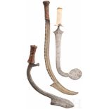 Drei Sichelmesser, ZentralafrikaGeschwungene Klingen mit verbreiterten Spitzen, eine Klinge