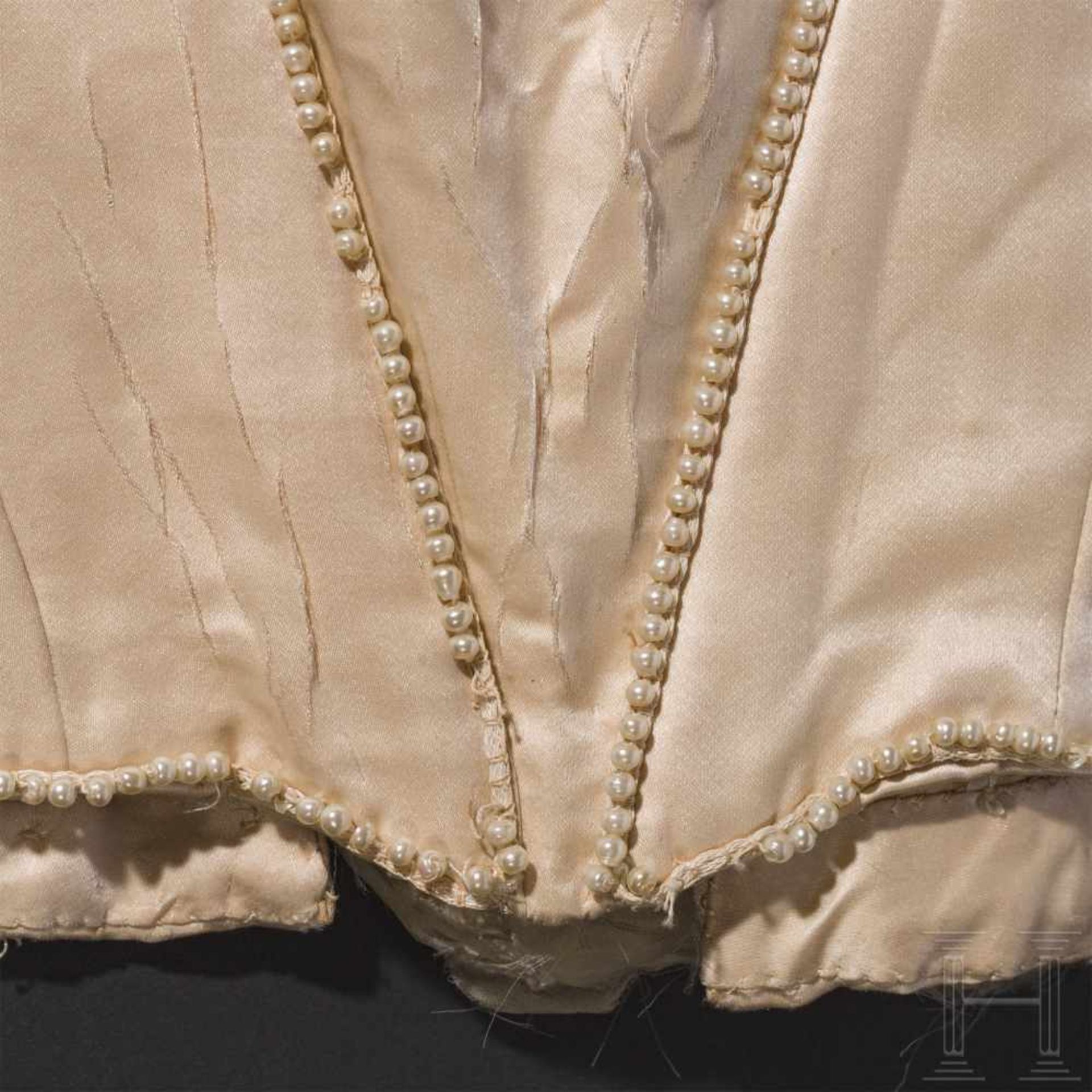 Kaiserin Elisabeth von Österreich - cremefarbenes Seidentop eines Kleides mit PerlenbesatzSeidentuch - Bild 4 aus 6