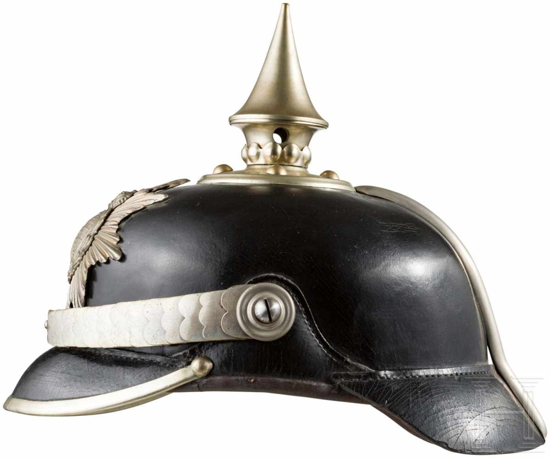 Helm für Mannschaften der Infanterie, vor 1897Schwarzer Lacklederkorpus mit Neusilberbeschlägen, - Bild 2 aus 4