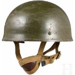 Stahlhelm für Fallschirmjäger im 2. WeltkriegGraugrüne Raulackierung (berieben, Rostspuren),