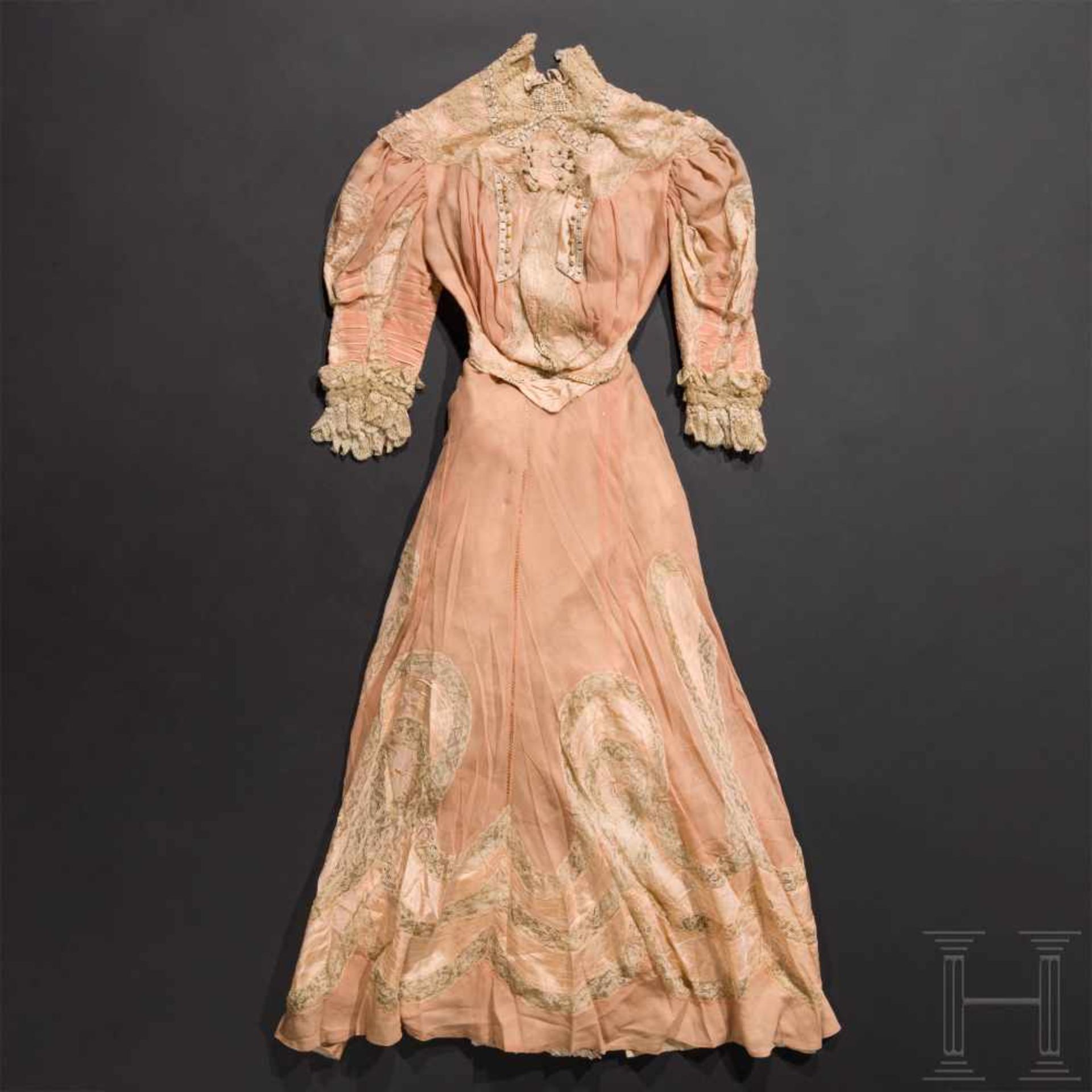 Kaiserin Elisabeth von Österreich - zweiteiliges, lachsfarbenes Sommerkleid aus KorfuSehr feiner,