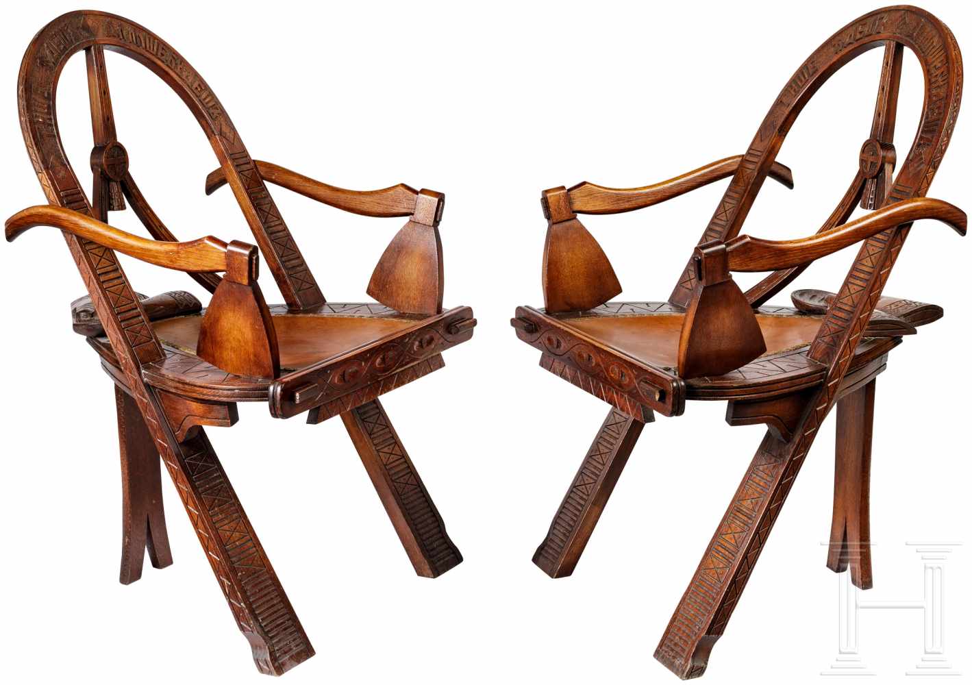 Zwei geschnitzte Sessel im russischen Stil "Bogen, Äxte und Fäustlinge", nach dem bekannten - Image 2 of 6
