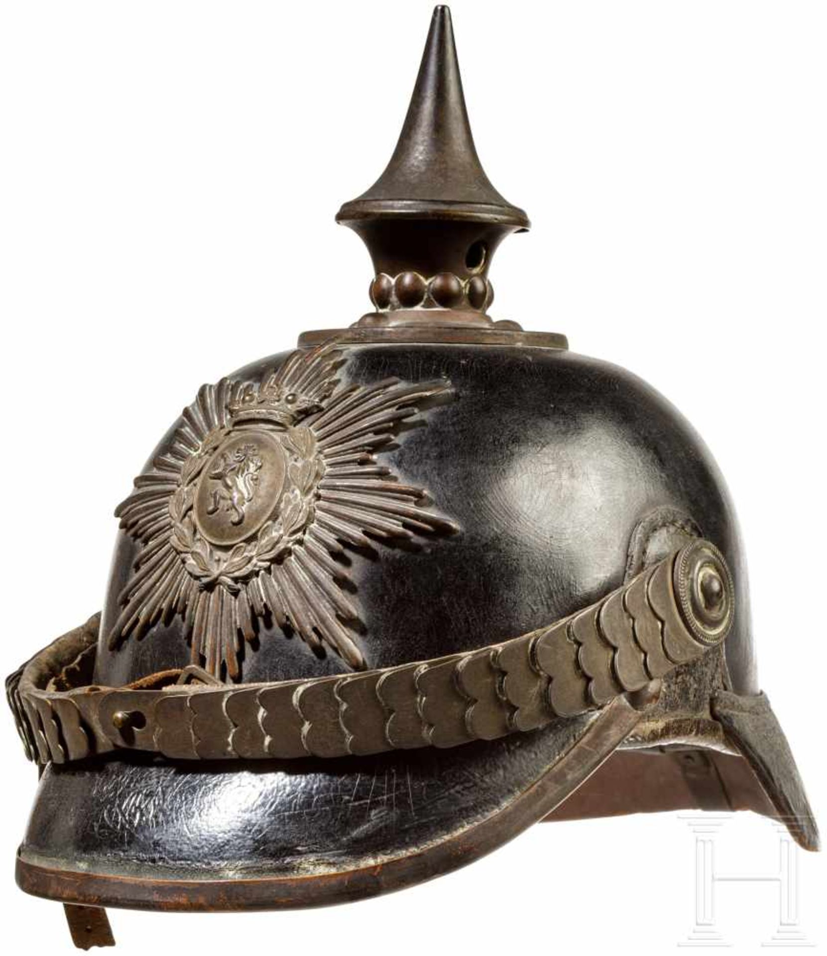 Helm für Angehörige der altenburgischen Haustruppen, um 1900Schwarz lackierte Lederglocke mit rundem