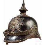 Helm für Angehörige der altenburgischen Haustruppen, um 1900Schwarz lackierte Lederglocke mit rundem