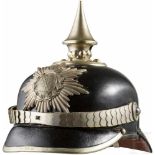 Helm für Mannschaften der Infanterie, vor 1897Schwarzer Lacklederkorpus mit Neusilberbeschlägen,