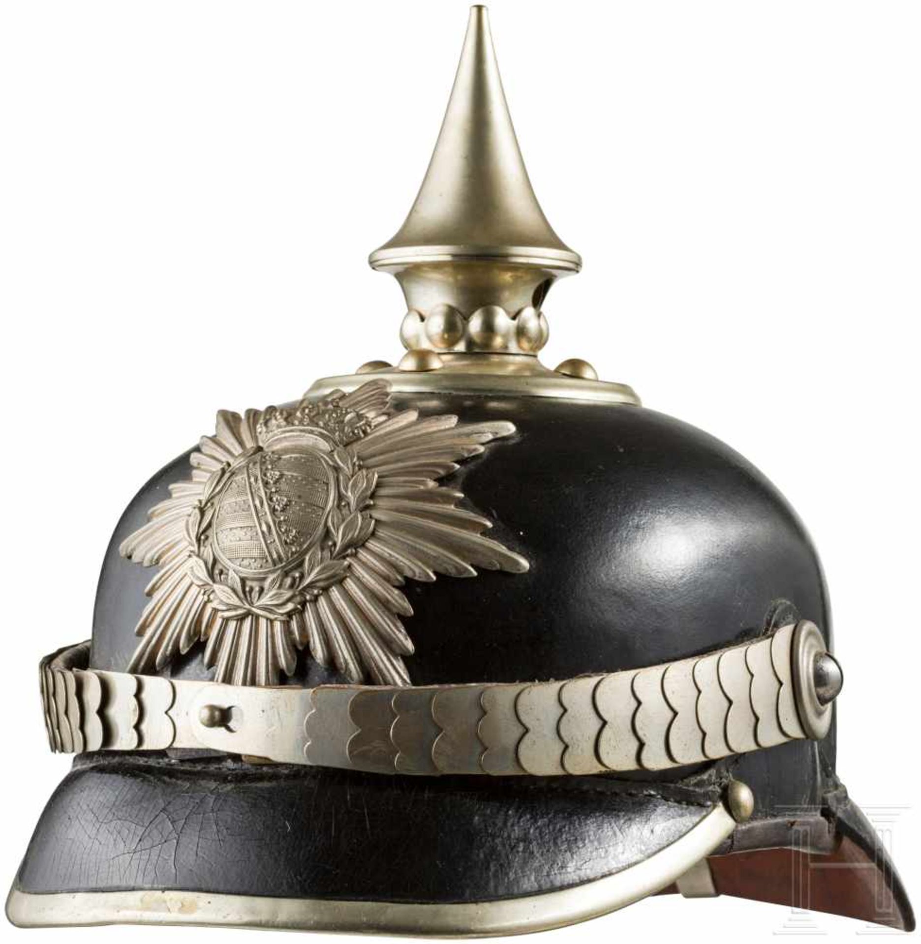 Helm für Mannschaften der Infanterie, vor 1897Schwarzer Lacklederkorpus mit Neusilberbeschlägen,