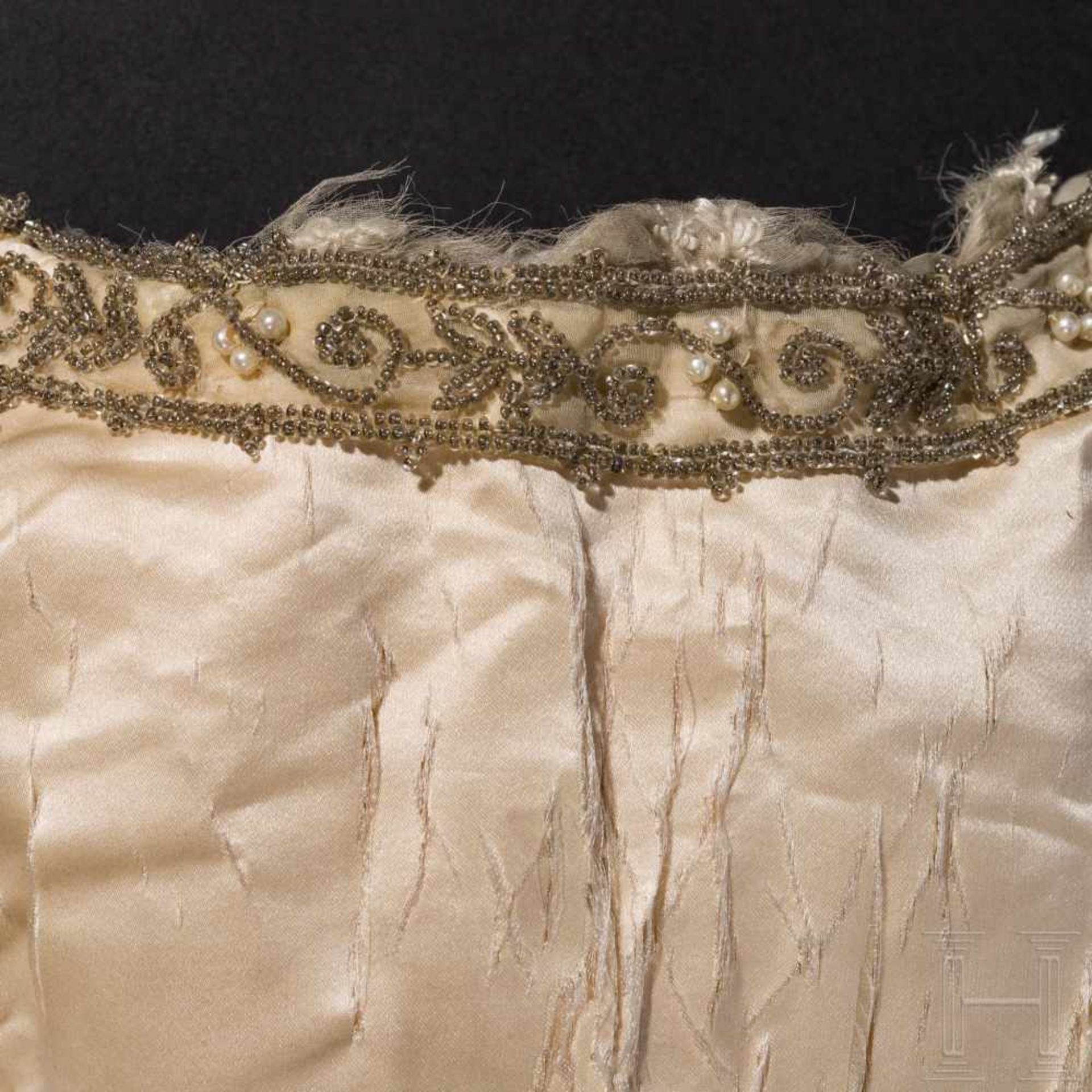 Kaiserin Elisabeth von Österreich - cremefarbenes Seidentop eines Kleides mit PerlenbesatzSeidentuch - Bild 5 aus 6