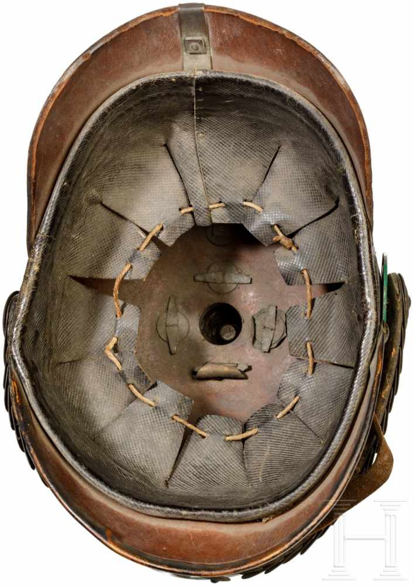 Helm für Angehörige der altenburgischen Haustruppen, um 1900Schwarz lackierte Lederglocke mit rundem - Bild 3 aus 4