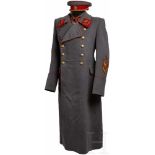 Mantel, Jacke, Gürtel, Mütze und Auszeichnungen eines sowjetischen MarschallsSchirmmütze aus