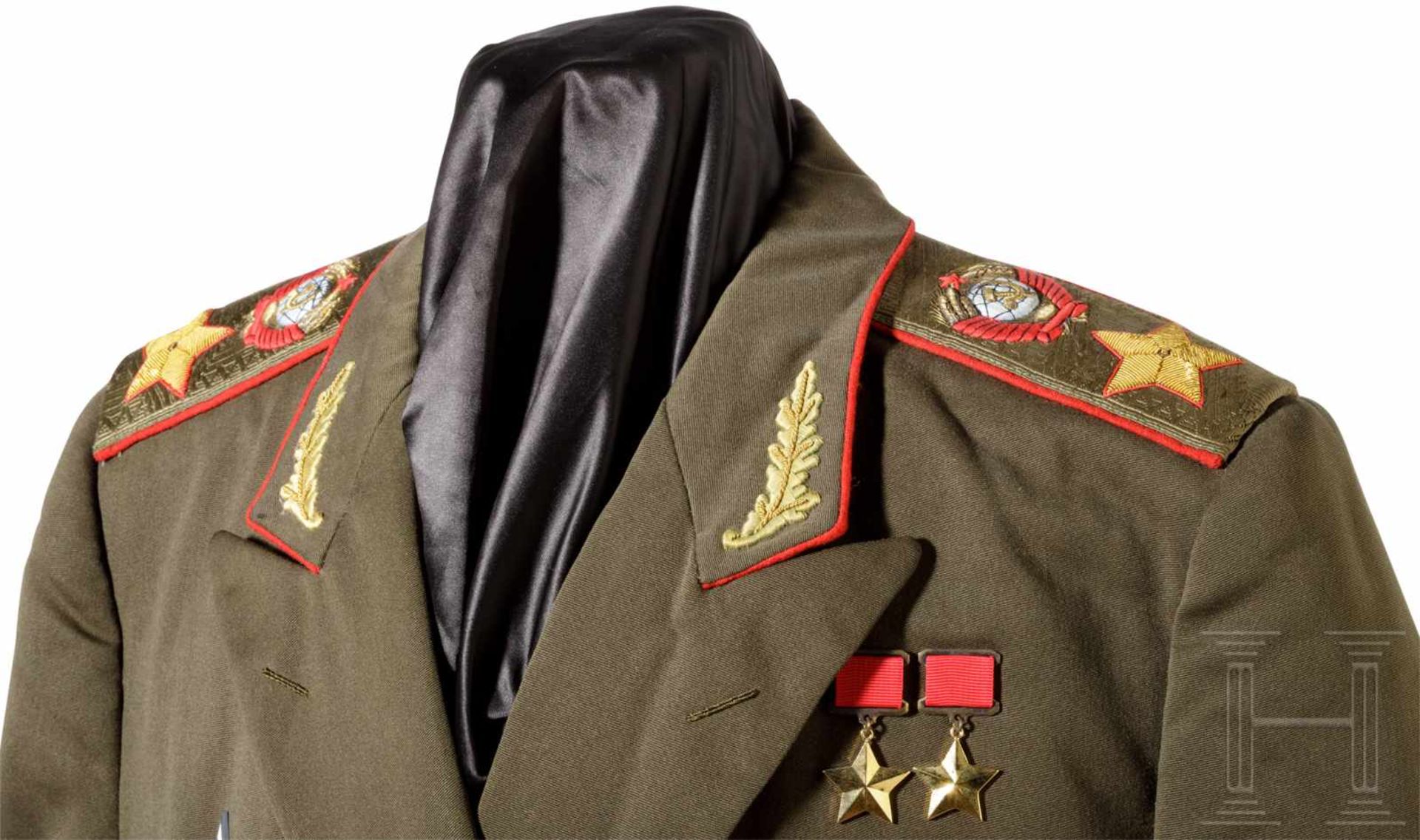 Uniform eines Marschalls, Sowjetunion, ab 1960Schirmmütze aus feldgrauem Tuch, roter Bund mit - Bild 4 aus 4