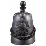 Helm für Angehörige der Jägertruppe des Herzogtums Parma, um 1850Hohe, schwarz lackierte Lederglocke