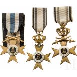 Drei Militär-Verdienstkreuze 1. Klasse, eine BandschärpeAuszeichnungen mit späterer Vergoldung.