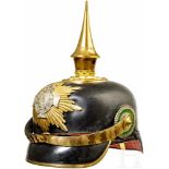 Helm für Reserveoffiziere, um 1910Schwarz gelackte Lederglocke (unter dem Emblem leicht eingedrückt)