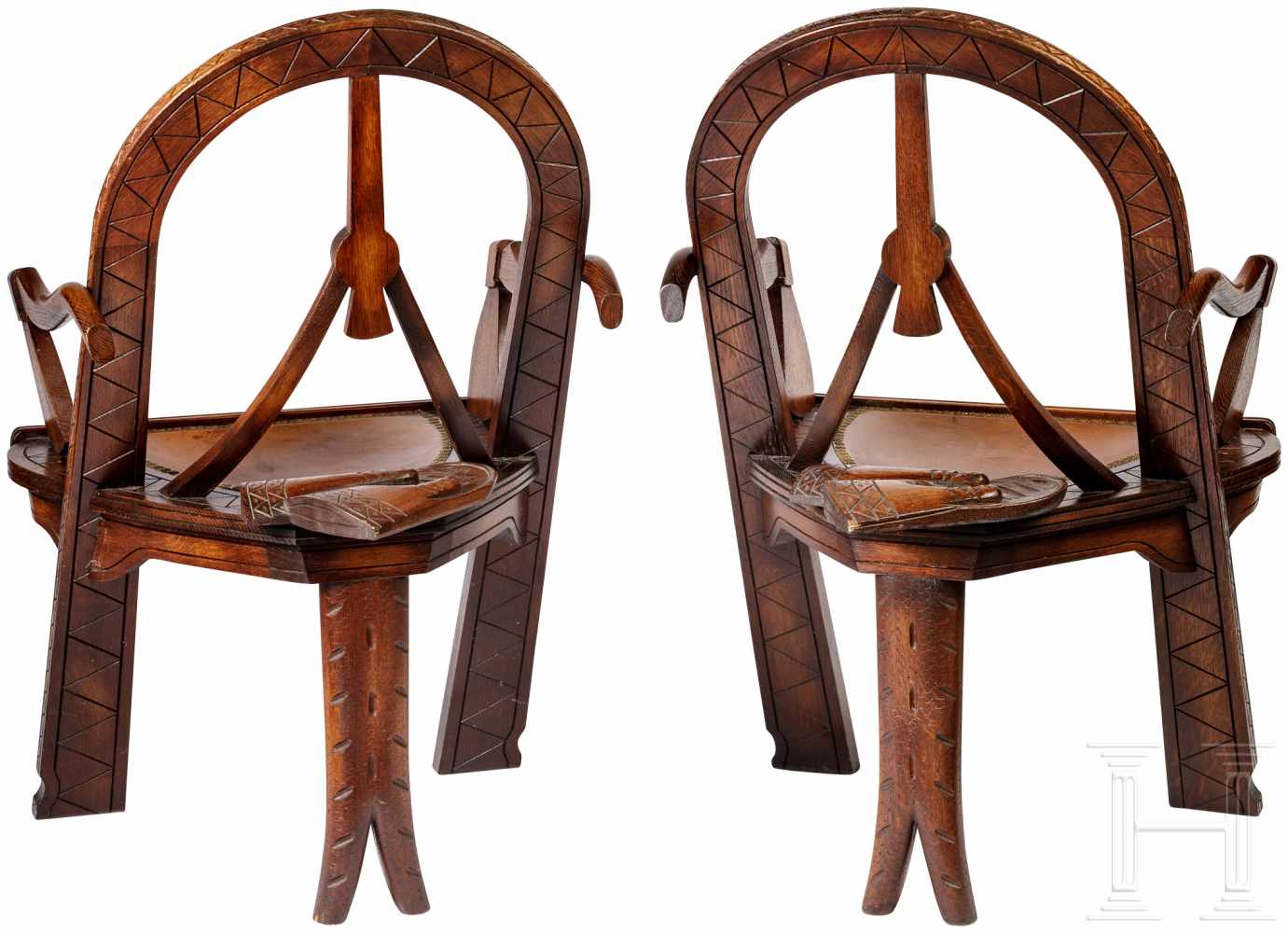 Zwei geschnitzte Sessel im russischen Stil "Bogen, Äxte und Fäustlinge", nach dem bekannten - Image 3 of 6