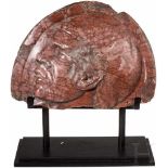 Benito Mussolini - Fragment eines Reliefs aus rotem MarmorFragment eines Tondos aus rotem Marmor mit