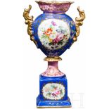 Handbemalte Vase, russische Privatmanufaktur, Russland, Mitte 19. Jhdt.Weißes Porzellan, blau und