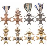 Acht Militär-Verdienstkreuze der 1. und 3. KlasseVerschiedene Materialien, Ausführungen und Stufen