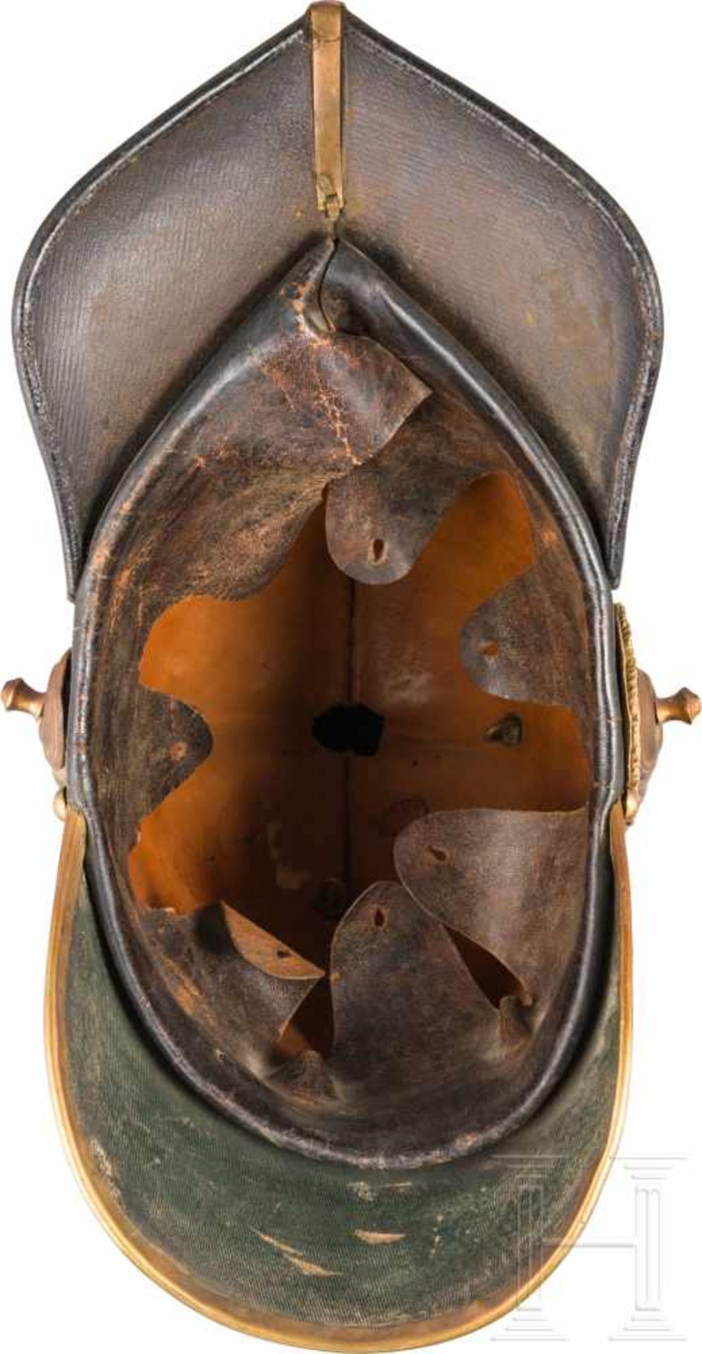 Helm M 1845 für Offiziere der LinieninfanterieHoher, schwarz lackierter Lederkorpus mit rundem - Bild 3 aus 3