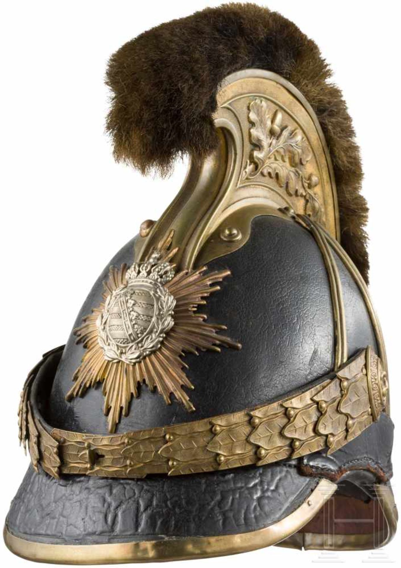 Helm M 1867 für Offiziere der Reiter-RegimenterLederkorpus mit Messingbeschlägen. Neusilbernes,