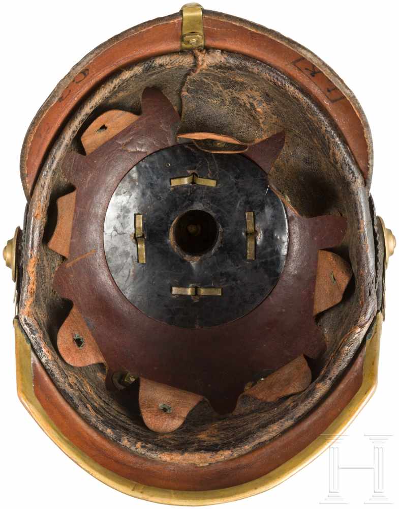 Helm für Mannschaften der Artillerie und AuszeichnungenSchwarz lackierte Lederglocke (krakeliert) - Image 4 of 4
