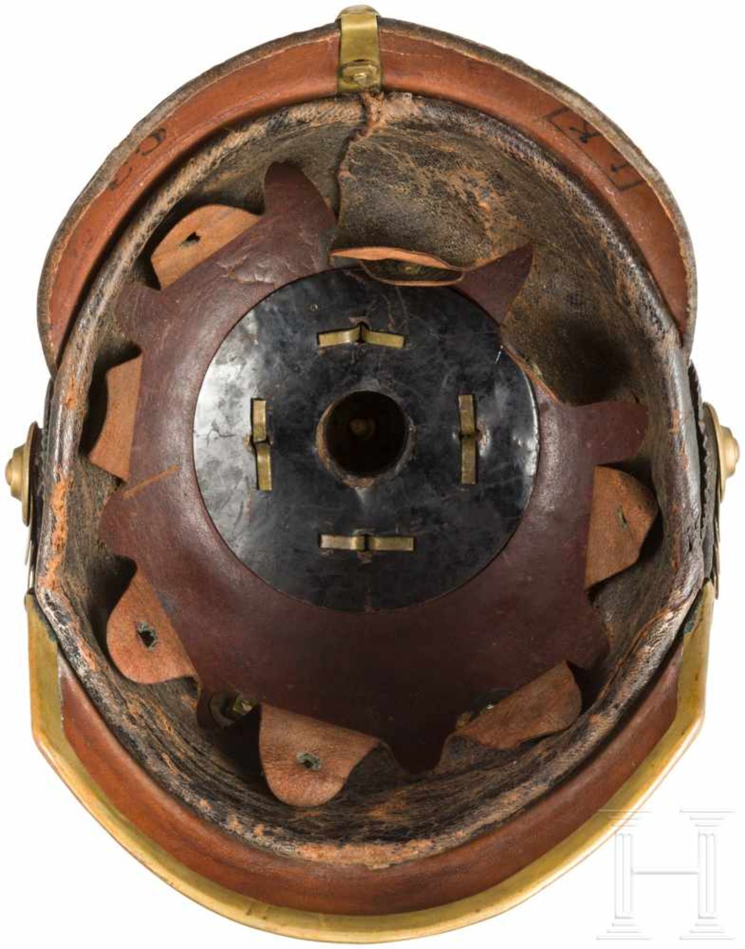 Helm für Mannschaften der Artillerie und AuszeichnungenSchwarz lackierte Lederglocke (krakeliert) - Bild 4 aus 4