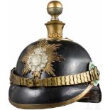 Helm für Mannschaften der Artillerie, ab 1897Kammerstück. Schwarz lackierter Lederkorpus mit