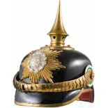 Helm für Mannschaften der Infanterie, ab 1897Eigentumsstück. Schwarzer Lacklederkorpus mit