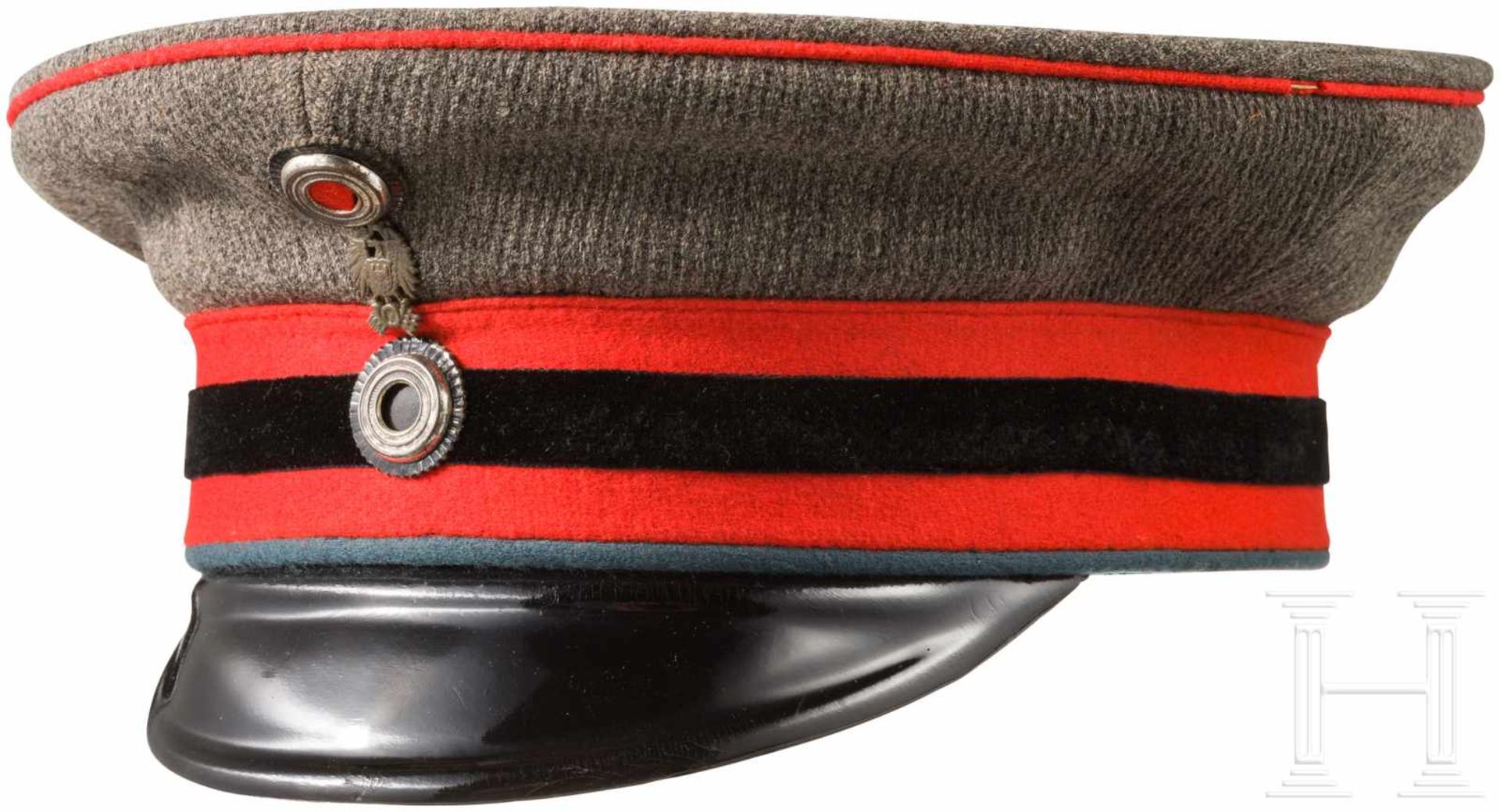 Schirmmütze für Offiziere der preußischen FeldpostFeldgrauer Feinkord, der rote Besatzstreifen mit