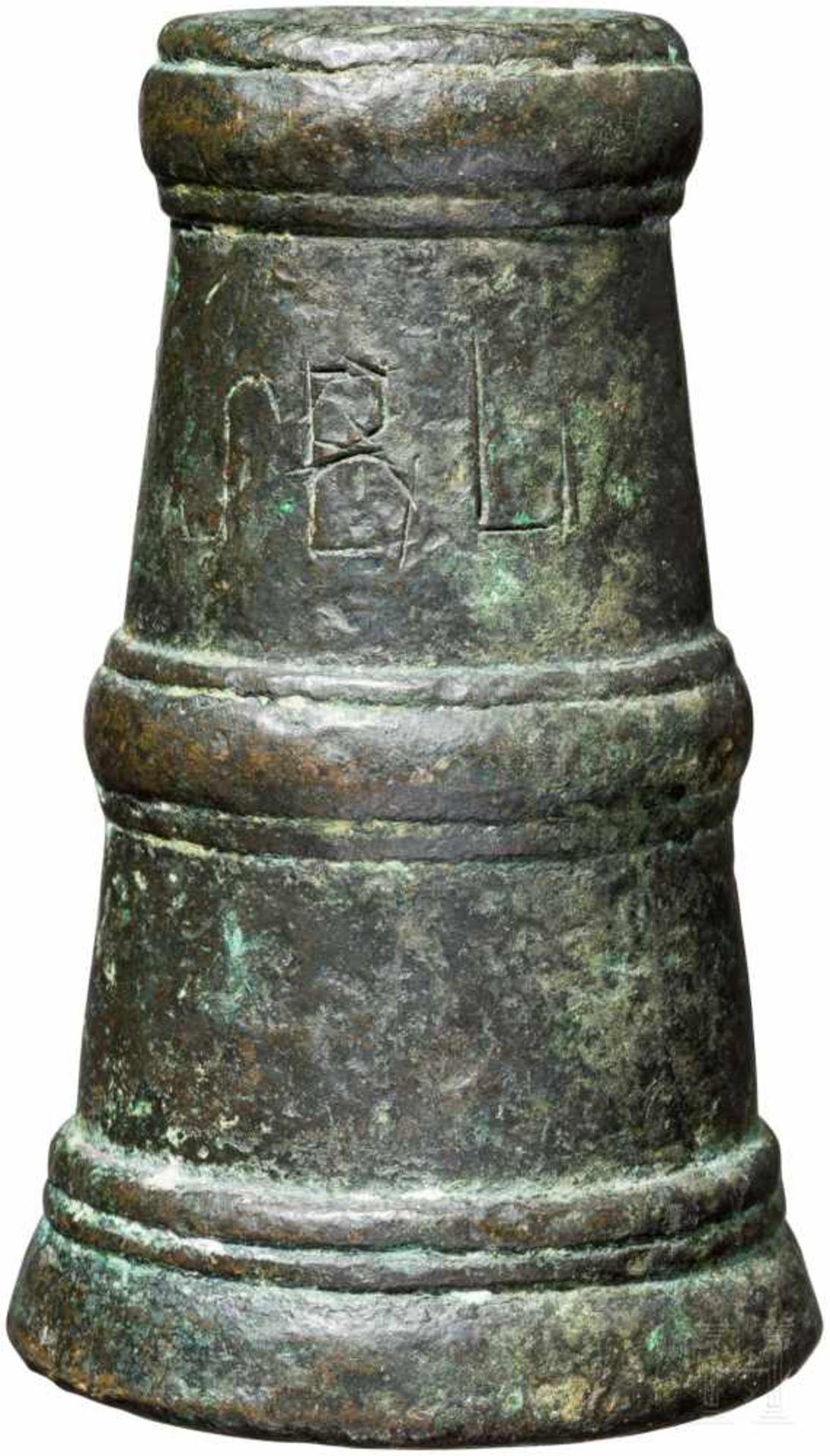 Kleiner Standböller aus Bronze, Süddeutschland/Italien, 17./18. Jhdt.Bronze mit schöner - Bild 2 aus 2