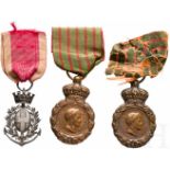 Three medals, France, 19th centuryZwei Sankt Helena-Medaillen aus Bronze (ein Band beschädigt) und