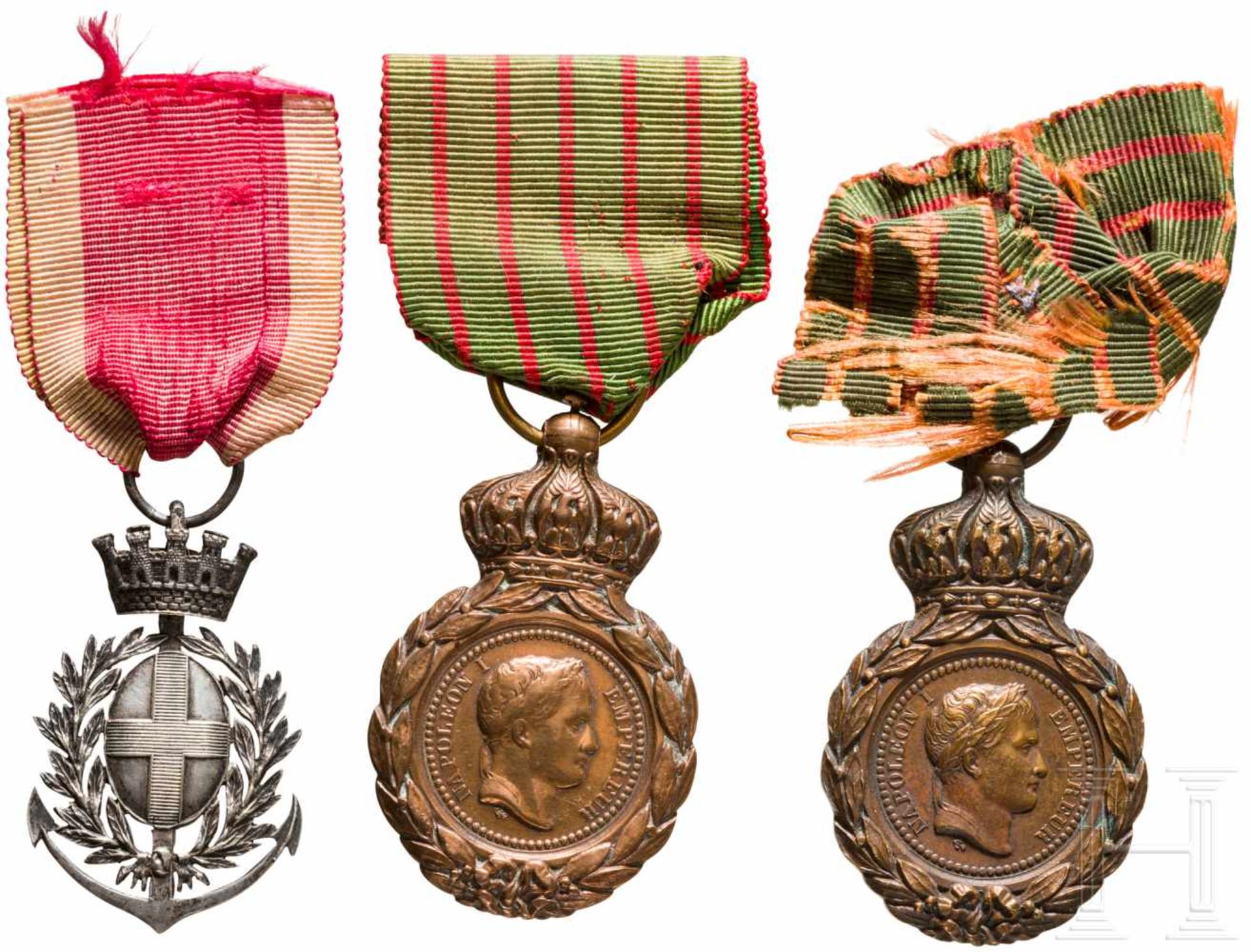 Three medals, France, 19th centuryZwei Sankt Helena-Medaillen aus Bronze (ein Band beschädigt) und